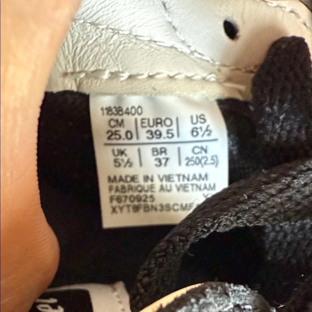 Onitsuka Tiger Serrano - Black Sneakers with White Stripes